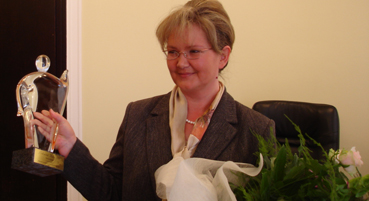 minister anna kalata odbiera tytuł człowieka roku 2006